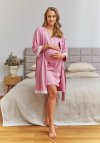 Doctor Nap Różowy szlafrok z ozdobną koronką SWW.7461