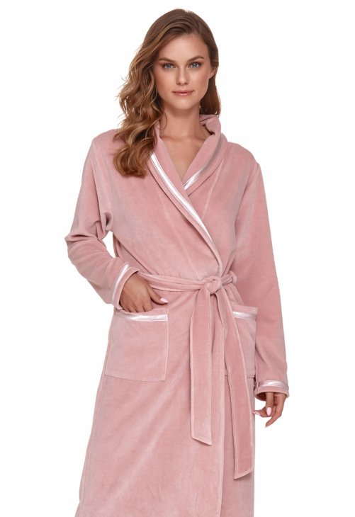 Doctor Nap Elegancki welurowy szlafrok w kolorze pudrowego różu SWA.1078
